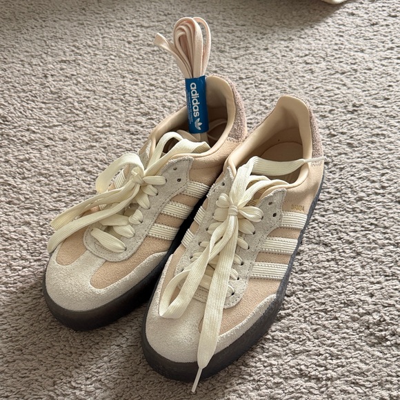 Adidas Samba FITS LIKE AN 8.5 Women - Picture 3 of 4